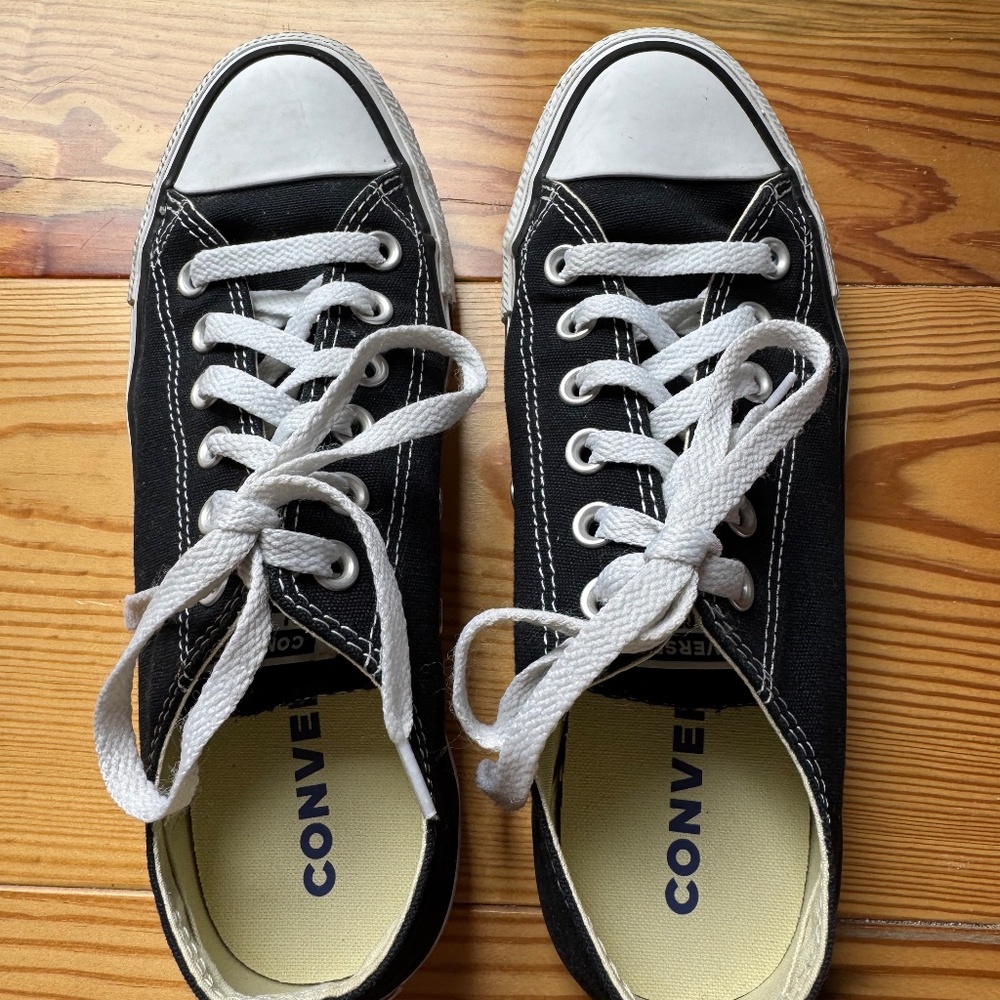 Converse Low Top Tennis Shoes